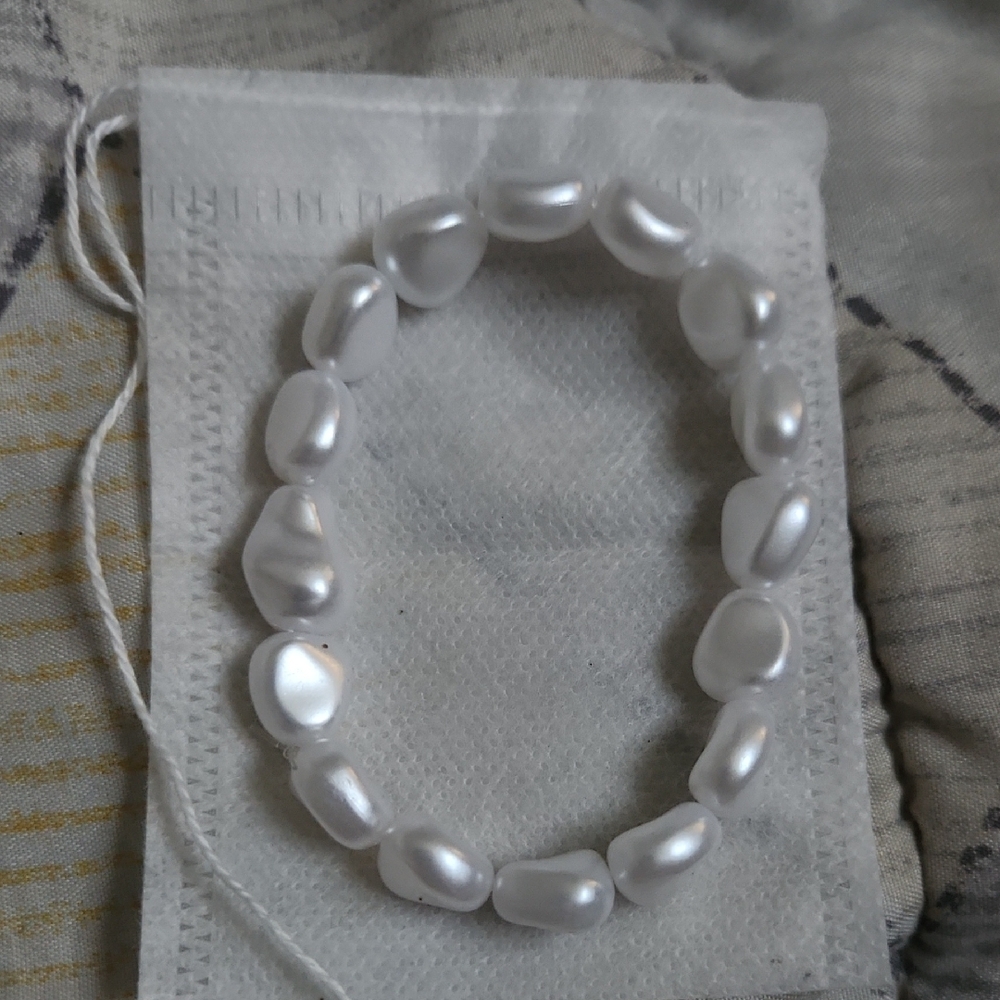 Elegant White Pearl Bracelet